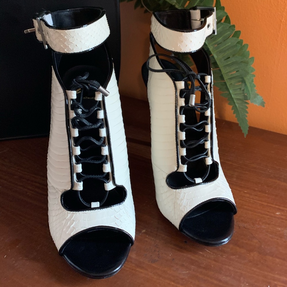 !NEW! Brian Atwood “Lodosa” white black sandals - Picture 5 of 7